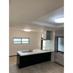 暗かった部屋がとても明るくなりました。
外からの光をうまく取り込むような作りになっております。