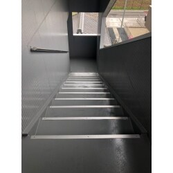 階段は日常的に使う場所なので、安全面も考えしっかりとメンテナンスさせていただきました。