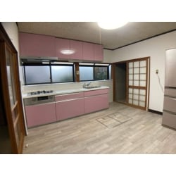 ピンクのキッチンに自然色のフロアが馴染んで、明るい広々としたキッチンです。出窓も使えますね。