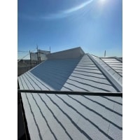 白い屋根のお洒落なお家