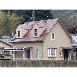 築20年を過ぎたご自宅の外壁、屋根の塗り替えを施工させていただきました。
屋根にはスレート（カラーベスト、コロニアル）が使用されていました。
スレート屋根も外壁の窯業系サイディングと同じように塗膜で守られています。
色褪せており、塗膜が劣化しているのがわかり、前回の塗装から10年程度経過していることから塗装を提案しました。
外壁と屋根を同時にメンテナンスすることで、足場代が1回で済み、別々にする場合と比べて費用を節約できます。 
