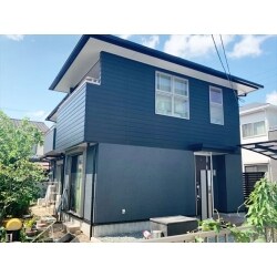 "経験豊富な職人がこだわりを持って作業を行い、新築のような仕上がりになりました。
耐用年数の優れたガイソーウォール無機F塗料で塗装したので、長期間にわたり外壁を汚れや雨水から守ってくれます。"
