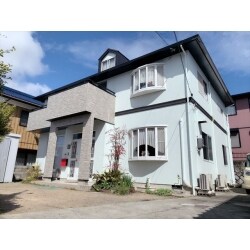 "外壁と屋根に使用した塗料は、フッ素塗料です。
フッ素塗料は、耐久性に優れた塗料で長期間に渡り建物を守ってくれます。表面に健全な塗膜をつくることによって、附帯部の劣化を防ぎます。
附帯部にも外壁に使用した塗料と同程度の耐久性がある塗料を使用しました。"
