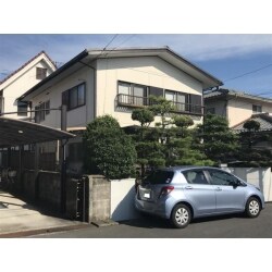 "屋根は重ね葺き、外壁は塗装にて施工させていただきました。
T様にも喜んでいただけて嬉しいです！"
