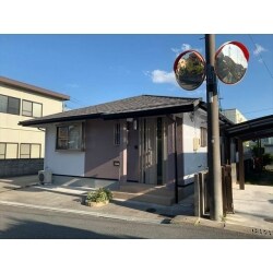 外壁は目地（外壁材の継ぎ目）を境にして2色で塗り分け、屋根は金属屋根材でカバー工法を施工しました。