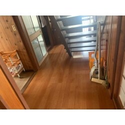 古くなった床の上にフローリングの上貼りを実施。廊下の雰囲気が変わりました。
