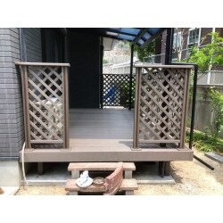 以前から取り付けられていたウッドデッキが風雨で傷んできたため、傷みに強い樹脂製に交換しました。