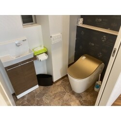 洋式トイレの交換と併せ、トイレの壁紙と床をリフォーム。雰囲気を大きく変えました。
