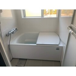 高断熱浴槽なので追い炊きをする回数が減り、光熱費を節約できます。
また、浴室暖房乾燥機が付いているので、梅雨など雨の多い時期には浴室で洗濯物を乾かすことができます。