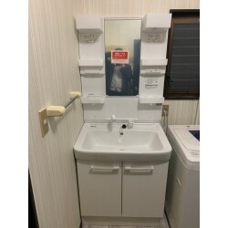 LIXIL（リクシル）の「オフト」で洗面台をリフォームしました。
オフトは、奥行き500ｍｍのコンパクトな設計で、どこにでもフィットし、洗面室を広く使用できます。
レバーハンドルが正面の位置で水が出たり、お湯が混ざる位置でカチッと音が出ることで無意識にお湯を使うことがないため、無駄な給湯費を節約できます。