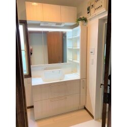洗面台横に窓があるため大きさは変えずに、使いやすさにこだわった洗面台にしました。
蛇口に手をかざすと自動で水が出てくる水栓や
つい掃除がおっくうになる排水溝も、きれいを保てる機能があったりと、ひとつ先を行く機能で毎日の身支度が捗ります。