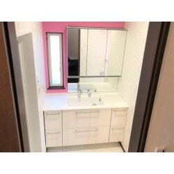 水廻り・クロス・建具を一新させ、奥様が好きなローラアシュレイのクロスをふんだんに使ったゴージャスな空間にしました。