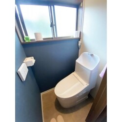 高齢のお父様がメインで使用しているトイレを、使いやすくリフォーム。
床・壁のタイルを撤去しクロスに、冷えが気にならなくなりました。