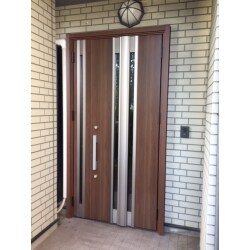 イメージを一新するべく玄関ドア交換を施工させていただきました。
玄関は家の顔です。