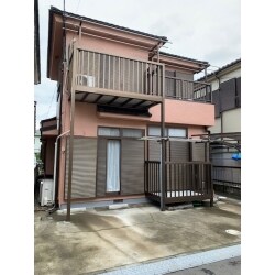 外壁塗装工事を施工させていただきました。前回塗装後から約１２年　お客様より
明るい色で仕上げたいということもあり雰囲気を変える仕上げの色を相談し施工させていただきました。