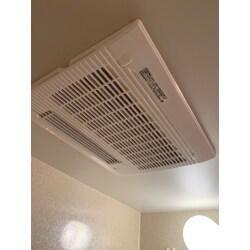 浴室の換気扇を交換させていただきました。経年劣化もあり、使用中に音がなるようになったため同じシリーズの
最新式に交換させていただきました。プラズマクラスターもついており、より快適な環境で浴室の使用ができると思います。
ありがとうございました。