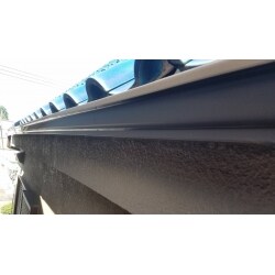 雨樋の交換工事を施工させていただきました。
雪害や経年劣化によりゆがんだ雨樋は大雨のたびにあふれてしまう状態だったとのことです。
屋根が大きいため、金具の本数を増やして強度ＵＰをしております。