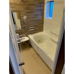 リクシルのシステムバスを施工させていただきました。お掃除のしやすい浴槽・出入りしやすい段差の解消など
今回の工事で解決できました。