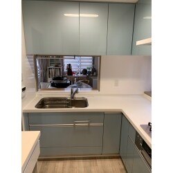 マンションのＬ型キッチンを交換させていただきました。
床のクッションフロアも張替えて、キッチン周りの利便性と空間としての見た目の向上につながりました。