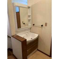 化粧台の交換工事を施工させていただきました。収納しやすい片引き出しに変更し
設置いたしました。