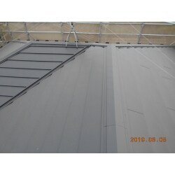 スレート屋根からガルバリウム鋼板製の屋根材にて施工させていただきました。