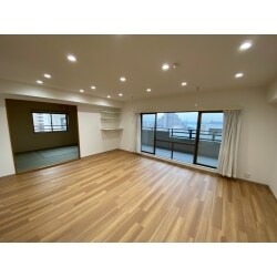 中古物件ご購入に伴うリフォームということで、お部屋ごとにご相談の上、進めていきました。リビングは元々、通常のシーリングライトが設置してありましたが、全てダウンライトに取替え、広がりのある空間となりました。仕事用のデスクを設置予定の場所には、プリンターや書類用に可動棚を設置することで、収納力をアップさせました。

コストを押さえつつ、お客様のこだわりも取り入れたリフォームをすることができ、お客様には喜んで頂けたので何よりです。