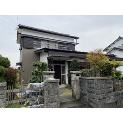 前回塗装をしてから15年以上経って、既存の塗装がほとんでめくれてしまったため、塗装をご依頼頂きました。トタンの外壁なので、ケレン作業の後、溶剤系の塗料にて塗装を仕上げていきました。