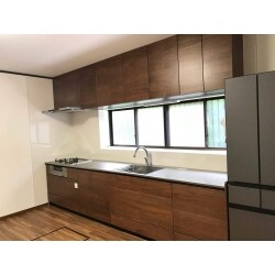 クリナップ製の最上位機種、セントロ（CENTRO)の3メートルを超えるサイズのものを設置させて頂きました。引き出しは触れると自動で開いてくれるサーボ機能付き。レンジフードもお掃除が不要の洗エールレンジフードとなります。毎日の料理をより楽しく、快適にしてくれるキッチンです。
