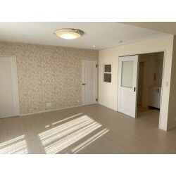 ご自宅マンションが火災にて全焼してしまったため、スケルトン状態からのフルリフォームを行いました。娘さん2人にも喜んで貰えるように、エレガントな雰囲気を目標にプランを作りあげていきました。