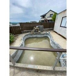 介護施設にて、施設の方が見えて癒される、本格的な庭池を作りたいということでプランニングをしました。もともとの池の１０倍近いサイズの庭池となり、天然石も利用した本格的なものとなりました。