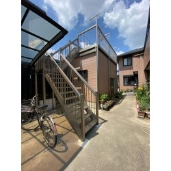 接骨院さんの離れにお客様用の大量のシーツを干す場所を確保したいというご相談でした。階段にて登って干せる形でプランさせて頂きました。