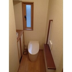白と茶色を基調とした落ち着く快適空間になりました！手洗いカウンターのあるお洒落なトイレです！
