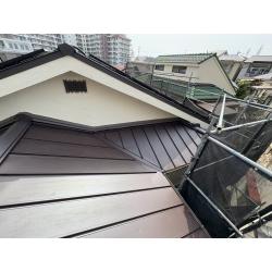 屋根の葺き替え工事です。
瓦を撤去して、ガルバリウム鋼板の立平葺きになりました。