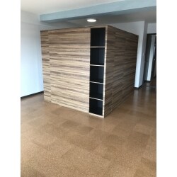 床はコルクタイルで温かみのあるお部屋となりました。
