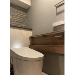 トイレの故障をきっかけにリフォームをご検討され、「せっかくなら思い通りの空間にしたい」と奥様を中心に具体的な案をお持ちでした。使い勝手や施工的な面からアドバイスさせていただき、理想のトイレ空間に生まれ変わりました。