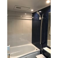 ベルセシ―ブルーのパネルが素敵な浴室