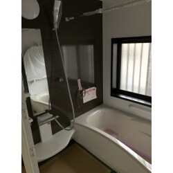 給湯機の不調からご検討が始まった浴室のリフォーム。浴室換気乾燥暖房機も設置されヒートショックにも備えました。人造大理石浴槽のなめらかな美しさや清掃性に満足されています。
