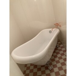 細長の変形の空間だったためシステムバスをはめ込むとなると1015サイズしかはいらない狭小空間でした。
マンションのため寒さは気にならないとのことでしたので、そのままの空間を生かし、猫脚バスタブを置くことをご提案しました。
