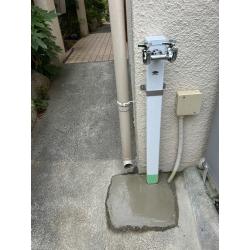 地面のコンクリートをはつり、漏水を確認・修繕させていただき、新しい立水栓を取付いたしました。