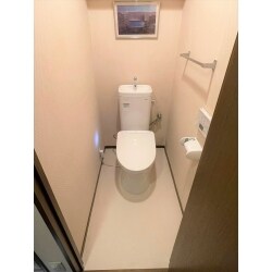 毎日使用するお手洗いは丁寧に掃除していても落ちない汚れや経年により黄ばみが目立ちます。今回、床のクッションフロアも張替「明るくきれいなお手洗いに」生まれ変わりました。