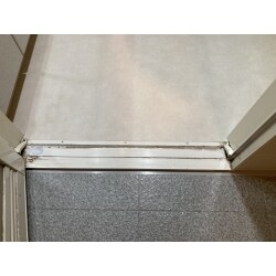 洗面脱衣場　床下地張替・内装クッションフロア張替工事を致しました。バリアフリーの為床がフラットな所から防水コーキング処理も併せて行いました。
