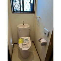 便器タンク・洗浄便座一式交換致しました。洗浄便座ふたを自動開閉付きにグレードアップ致しました。今まで以上に使いやすく既存同様レア色：ピンクにてご注文頂きました。壁紙・床CF（クッションフロア）は今回張り替えず清掃対応にて施工致しました。