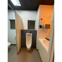壁になっておりました空間スペースに小便器を新たにお取り付け致しました。ご一緒にアクセントで壁紙を変更致しております。天井との色味もマッチしカッコいいトイレ空間です。