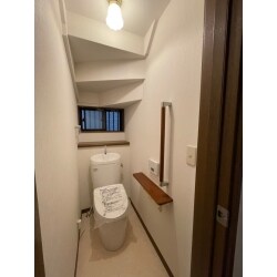 既存の棚付き2連紙巻き器・手摺・タオル掛けは再利用にてお取り付け致しております。内装張り替える際に一度外して施工致します為、お取り付け位置はお客様のお好みに併せて移動致しております。トイレも壁リモコンにグレードUP致しました為、左右もすっきりしました。