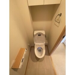 インテリアリモコン棚付き2連紙巻き器に致しました。天井・壁の内装工事は行わず簡易清掃にてご対応致しております。床のクッションフロアにつきましては、既存の便器の跡が残ってしまう為張り替えております。