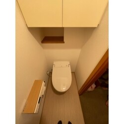 トイレ空間をコンパクトに広くご使用頂けるように致しました。棚付き紙巻き器にすることでスマートフォンなど置くことが出来る様になり使い勝手が良い印象です。