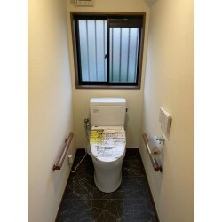 手摺は既存の位置のまま仕様勝手を変更せずにご使用頂ける様にご提案致しました。トイレ交換と併せて防カビ・抗菌仕様の内装材へ張り替えました。タンクの手洗いノズルをご使用頂いておりません為、今回は手洗いなしタイプへ交換しお掃除の手間も省ける様スッキリとしたトイレ空間となりました。