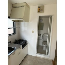 経年劣化による現状回復工事をご希望されておりました。古くなられました配管を撤去し、水まわり・給湯器の給水・給湯配管を更新いたしました。配管更新工事に伴いキッチンを脱着いたしました為、キッチンパネルの交換工事も併せておこないました。