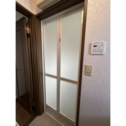 浴室扉の折れ戸が破損してしまったご状況にて扉の面材交換をご提案させていただきました。既存扉を引き上げ弊社内にて清掃及び面材交換をおこないました。
