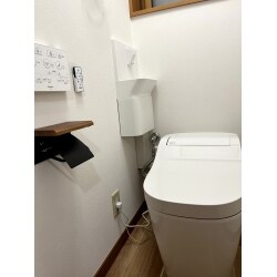 １・２階のトイレのリフォームをおこないました。ナチュラルカラーの内装とトイレ本体が美しく、きれいなトイレ空間へ生まれ変わりました。トイレ本体は凹凸の少ない最新の形状にて、空間を圧迫しにくいタンクレス商品をご選定いただきました。